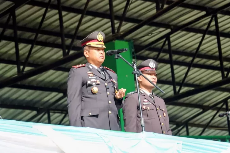 Kapolres Padangsidimpuan AKBP. Wira Prayatna bertindak sebagai pembina upacara pada peringatan Hari Sumpah Pemuda ke-97 Tahun 2025 di Stadion HM. Nurdin, Kelurahan Ujung Padang, Kecamatan Padangsidimpuan Selatan, Kota Padangsidimpuan, Selasa (28/10/2025). (Foto : Realitasonline / Riswandy)