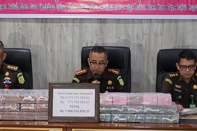 Kepala Kejaksaan Negeri Deli Serdang Revanda Sitepu menunjukan uang Rp 7 Miliar lebih di depannya.