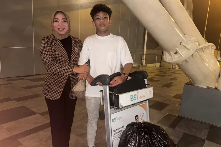 Yuda Pradana dijemput kepala sekolahnya di Bandara Kualanamu setiba dari Jakarta.