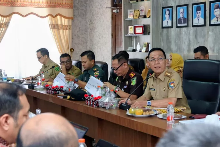 Bupati Tapsel H. Gus Irawan Pasaribu pimpin rakor dengan manajemen PT NSHE di ruang rapat Bupati, Sipirok, Senin (27/10/2025).(Foto : Realitasonline / Riswandy)