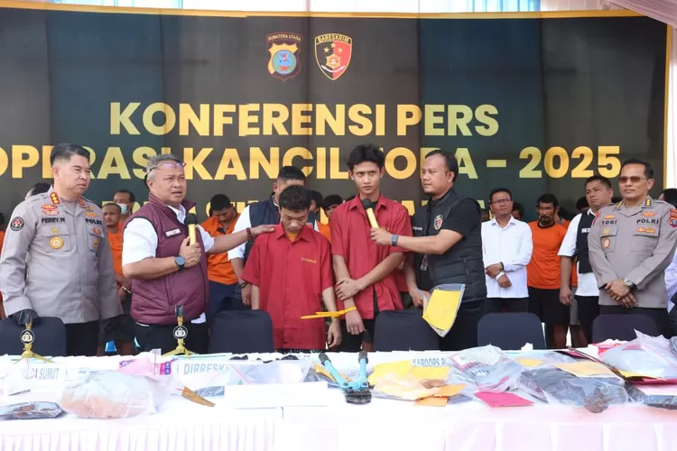 Kabid Humas Poldasu Kombes Pol.Dr.Ferry Walintukan SIK.MH didampingi Ditreskrimum Poldasu Kombes  Pol.Ricko Taruna Mauruh DIK.SE.MM memaparkan dua tersangka Kasus Curanmor Yang Ditangkap Jatanras Poldas