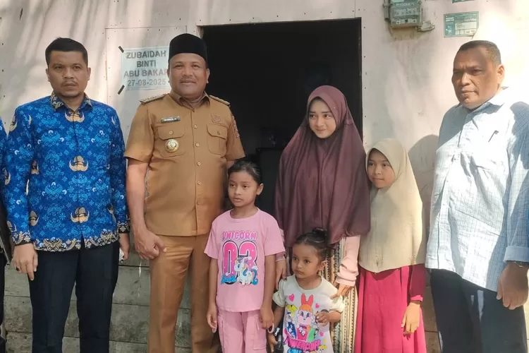 Bupati Bireuen, H Mukhlis diabadikan bersama yatim piatu. Foto: Dokumen Realitasonline.id