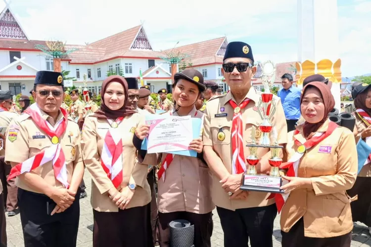 Bupati Tapsel H. Gus Irawan Pasaribu, yang juga Ketua Mabicab Gerakan Pramuka Kabupaten Tapsel, beri sertifikat kepada peserta perkemahsn usai menutup Perkemahan Bersama &ldquo;Tapsel Bangkit&rdquo; Tahun 2025 Tingkat Penegak se Tabagsel, di Lapangan Parade, Komplek Perkantoran Pemkab Tapsel, Sipirok, Minggu (2