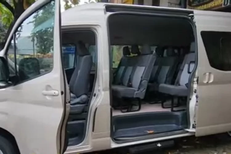 Menambah jok pada Toyota Hiace Premio berarti menambah jumlah kursi di dalam kabin agar bisa menampung lebih banyak penumpang dari kapasitas standarnya. (Tangkapan Layar YouTube bekleed auto)