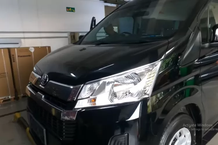 Mobil ini adalah versi &ldquo;premium&rdquo; dari jajaran Toyota Hiace di Indonesia, yang dirancang untuk kebutuhan transportasi penumpang lebih nyaman dengan tampilan dan fitur yang di-upgrade dibanding versi komuter biasa. (Tangkapan Layar YouTube Indra AUTO TV)