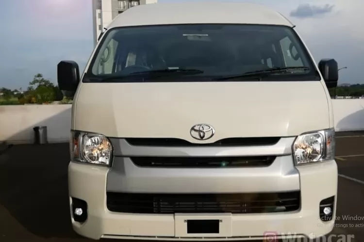 Toyota Hiace Commuter di Indonesia adalah salah satu van besar yang terkenal karena daya angkutnya yang luas, kapasitas hingga enam belas penumpang, dan keandalannya untuk penggunaan komersial maupun pribadi. (Tangkapan Layar YouTube wotocar)