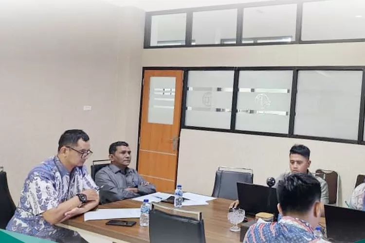 Kepala Kanwil BPN Sumut Sri Pranoto memimpin rapar monev terhadap dua program strategis nasional, yakni, PTSL dan Sertifikasi BMN di Kanwil BPN Provsu, Rabu (29/10/2025). (Foto : Realitasonline / Ist)