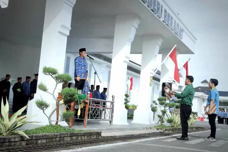 Bertindak sebagai Inspektur Upacara Wakil Bupati (Wabup) Sergai H. Adlin Tambunan