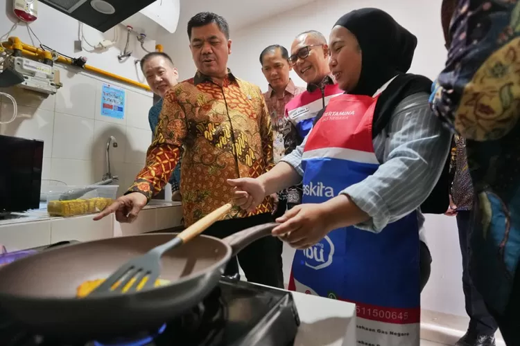 Peresmian penyaluran gas di Wisma Atlet 