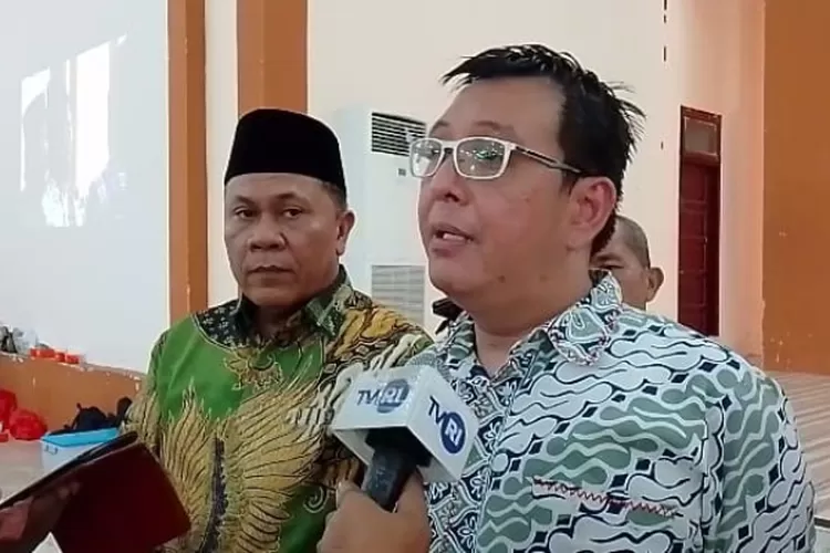 Kabiro SDM Kemenag RI Dr.Wawan Djunaidi didampingi Kakanwil Kemenag Sumut H. Ahmad Qosbi memberi keterangan pers usai pembinaan dan penyerahan surat tugas PPPK tahun 2022-2023 di lingkungan Kanwil Kemenag Sumut di Asrama Haji Medan, Kamis (30/10/2025).