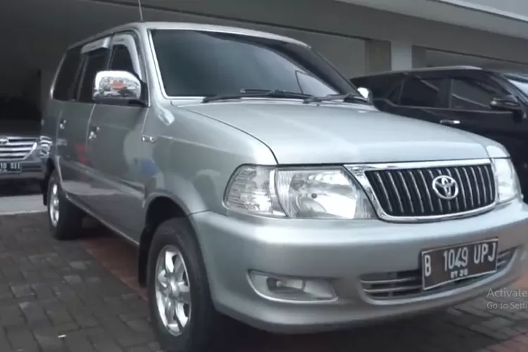 Mobil ini adalah generasi ke-empat dari lini Kijang di Indonesia, yang mulai dipasarkan sejak sekitar tahun 1997 hingga pertengahan 2000-an. (Tangkapan Layar YouTube Otoseken)