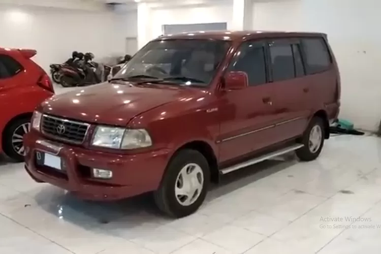 Toyota Kijang LGX 1.8 EFI facelift pertama tahun 2000 dikenal sebagai salah satu varian paling populer dari generasi Kijang Kapsul. (Tangkapan Layar YouTube William Surjana)
