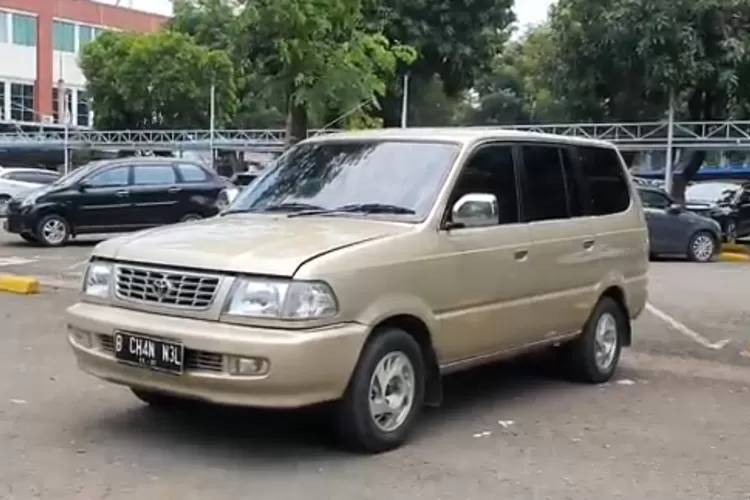Toyota Kijang LGX 2.0 RZF82 facelift pertama tahun 2000 adalah salah satu varian yang paling dikenal dari generasi Kijang Kapsul, mobil legendaris yang menjadi simbol kendaraan keluarga Indonesia. (Tangkapan Layar YouTube B Channel)