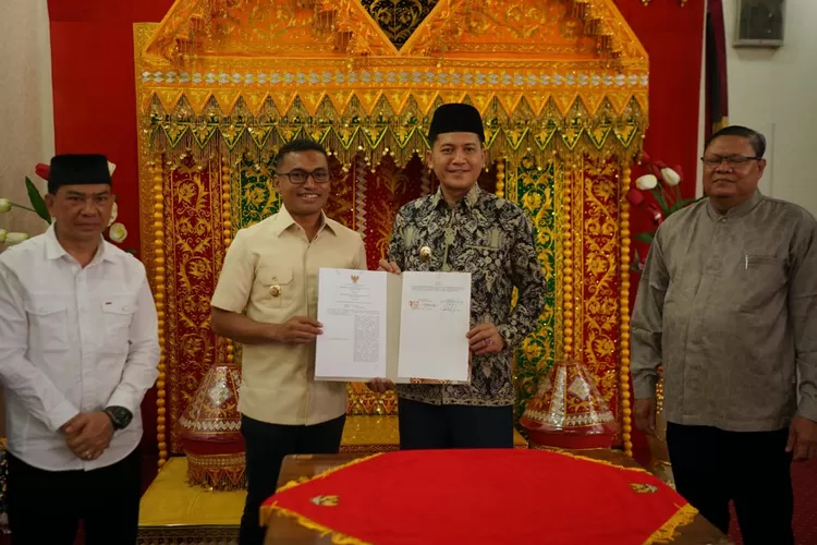 Bupati Abdya Safaruddin (dua dari kiri) bersama Bupati Aceh Selatan H Mirwan mendatangi dokumen kerja sama terkait penyediaan dan distribusi beras medium dan premium pada tahun 2026 mendatang di pendopo Bupati Abdya, Jumat (31/10/2025) sore