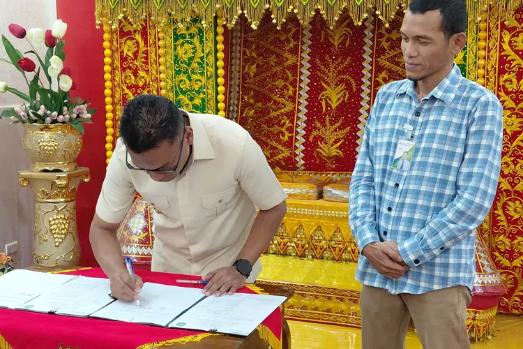 Bupati Safaruddin menandatangani MoU bersama Kepala BPJS Ketenagakerjaan Cabang Meulaboh, Fachri Idris, terkait  jaminan ketenakerjaan di Pendopo Bupati Abdya, Jumat (31/10/2025).