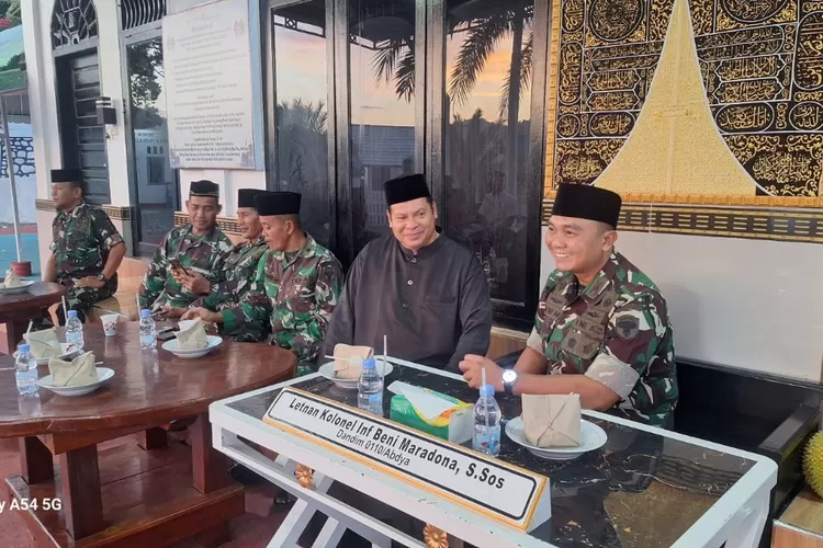Dandim 0110/Abdya Letkol Inf Beni Maradona, bersama prajurit melaksanakan sholat subuh berjamaah, dalam Program S3 di Dayah Manyang Puskiyai Aceh, Krueng Baru, Lembah Sabil.
