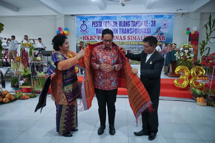 Walikota Medan Rico Waas disemat Ulos jemaat Gereja HKBP Perumnas Simalingkar saat hadiri pesta Gotilon ke-38, Minggu (2/11/2025).
