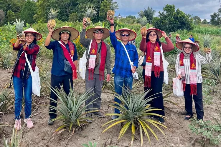 Tim visitasi dan penilaian saat turun ke agrowisata Holbung Bagas Desa Hutabulu Siborong-borong didampingi Kadispar Sasma Situmorang dan Ketua Pokdarwis Rotua Lubis. (Realitas online.id/AS)