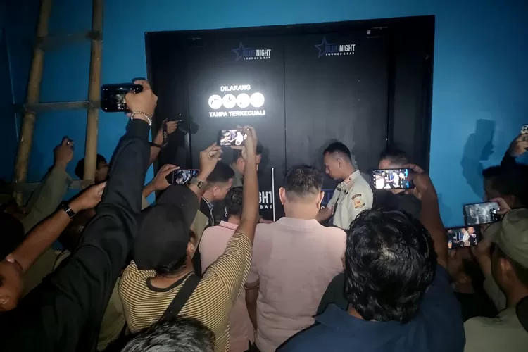 Pemprov Sumut menyegel tempat hiburan malam (THM) Blue Night di Kecamatan Sei Bingai, Kabupaten Langkat, pada Sabtu (1/11/2025) malam. Penyegelan dilakukan karena THM tersebut belum memiliki izin operasional yang lengkap.