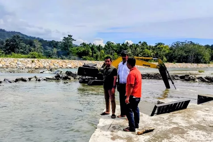 Dinas Pengairan Aceh memperdalam kolam Intake Irigasi Krueng Baru yang dangkal akibat penebalan sendimen hingga debit air ke saluran irigasi petani tidak maksimal, Sabtu (1/11/2025)