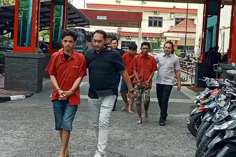 Dirkrimum Poldasu Kombes Ricko Taruna Mauruh saat Memaparkan kasus Curanmor yang diamankan Pihaknya sementara Tiga Tersangka di Giring Personil Jatanras Poldasu ke Ruang Penyidik Untuk Dimintai Keterangannya.Selasa (4/11).