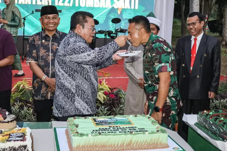 Danyonif Wahidin Sobar menerima suapan nasi tumpeng dari Wali Kota Wesly Silalahi (Realitasonline.id - RH)