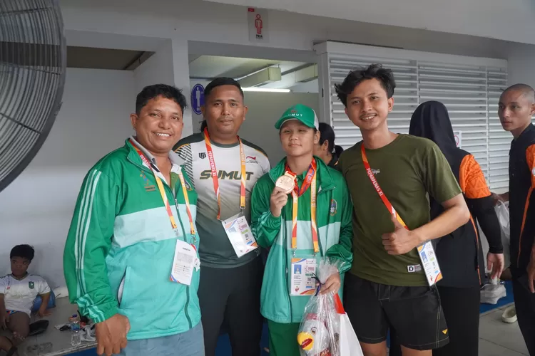 Medali perak pertama disumbangkan perenang putra, Luoise Zepanya Rafael diklasifikasi LCM S7-S9 putra.