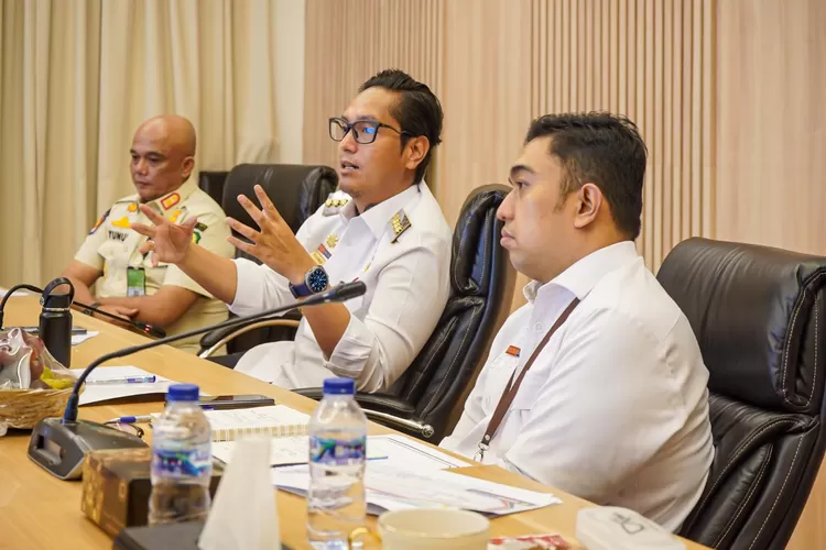 Rico Waas pimpin rapat pembahasan Perda bersama OPD Pemko Medan, Rabu (5/11/2025).