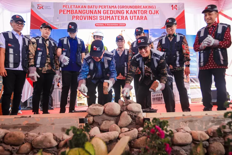 Walikota Rico Waas lakukan groundbreaking gedung kantor OJK Sumut, Jumat (7/11/2025) : langkah awal penguatan sistem keuangan Kota Medan.