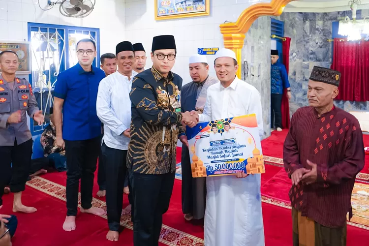 Walikota Rico Waas bersafari Jumat di Masjid Al-Falah Kecamatan Medan Helvetia, Jumat (7/11/2025).