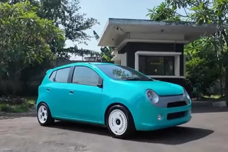 Toyota Agya modifikasi ekstrem dengan tampang retro dan interior serba canggih merupakan hasil perpaduan antara gaya klasik dan teknologi modern yang sangat menarik. (Tangkapan Layar YouTube NMAA TV)