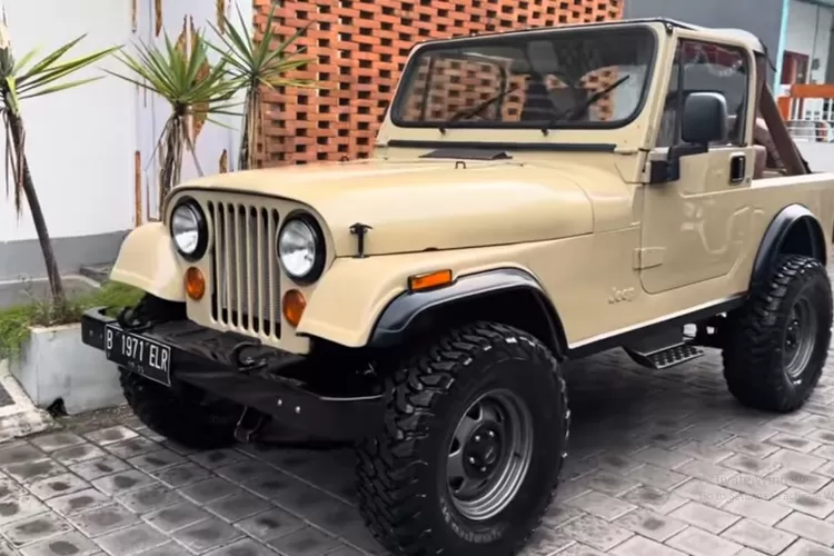 Jeep CJ7 tahun 1982 full restorasi dengan bikini top adalah salah satu mobil klasik yang memiliki daya tarik kuat di kalangan pecinta off-road dan kolektor mobil retro. (Tangkapan Layar YouTube Balijadulism)