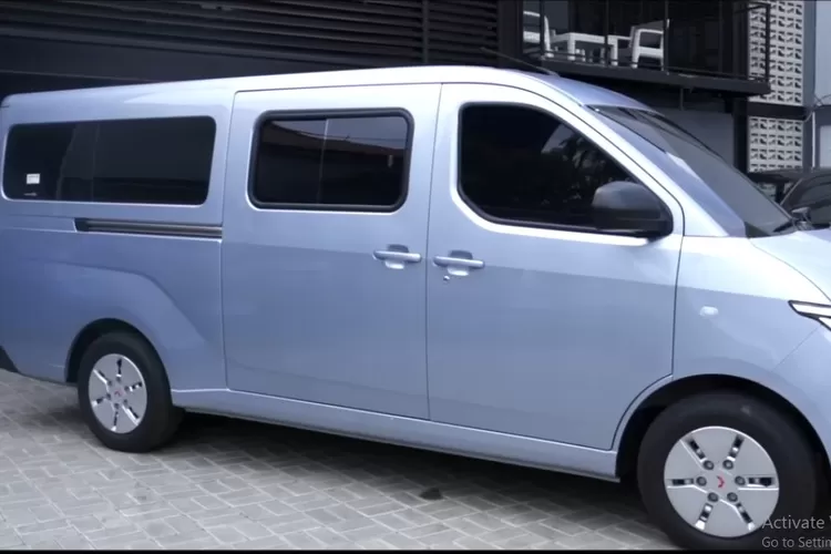 Wuling Mitra EV adalah mobil MPV listrik penuh yang dirancang untuk memberikan kenyamanan maksimal bagi keluarga besar atau penggunaan bisnis transportasi premium. (Tangkapan Layar YouTube Motomobi)
