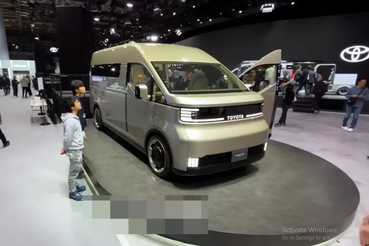 Toyota Hiace Concept adalah versi masa depan dari mobil travel legendaris Toyota yang tampil jauh lebih modern dan berteknologi tinggi dibandingkan model yang biasa kita lihat di jalan. (Tangkapan Layar YouTube AutonetMagz)