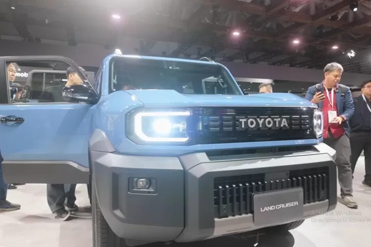 Toyota baru-baru ini memperkenalkan Land Cruiser FJ yang merupakan model retro-modern terinspirasi dari Land Cruiser klasik FJ40. (Tangkapan Layar YouTube Den Dimas)