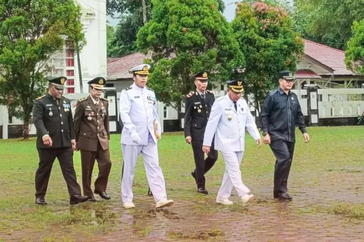Wakil Bupati Simeulue Nusar Amin, S.Pd Pimpin Upacara Memperingati Hari Pahlawan ke-80 tahun 2025 yang di laksanakan di Lapangan Pendopo Bupati Simeulue, Senin (10/11/2025) ( Realitasonline.id/Ris)