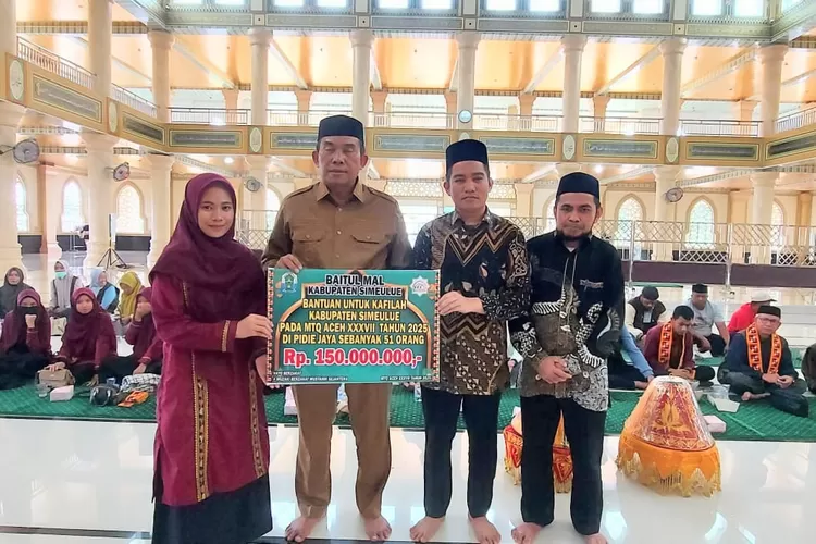Pemerintah Kabupaten Simeulue menyerahkan bonus kepada Kafilah Simeulue peserta MTQ Aceh Ke- XXXVII di Pidie Jaya. (Realitasonline.id/Ris)