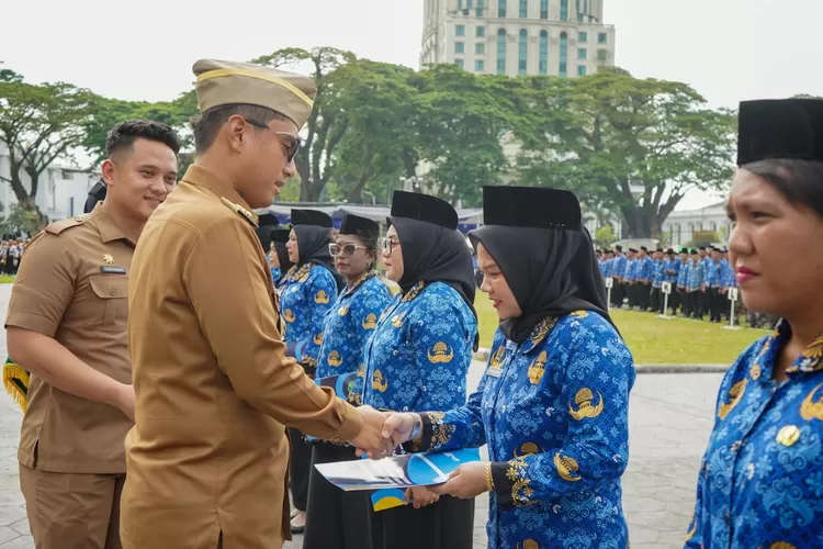 Rico Waas serahkan SK 8.533 pegawai PPPK paruh waktu, Senin (10/11/2025).