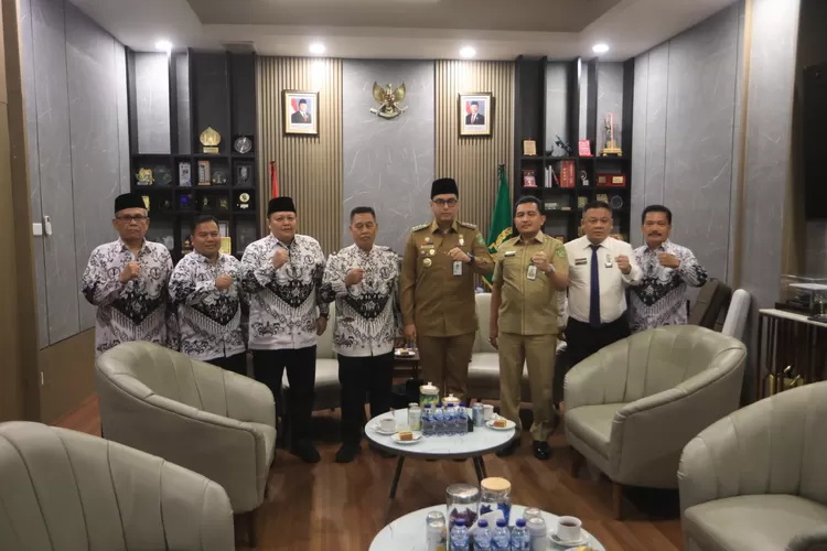 Walikota Rico Waas terima audensi Pengurus PGRI Medan, Senin (10/11/2025).