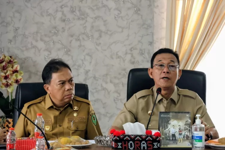 Bupati Tapsel H. Gus Irawan Pasaribu paparkan berbagai capaian dan inovasi pembangunan daerah dalam acara Ekspos Kunjungan Lapangan Program Unggulan SDGs Kabupaten Tapsel, bersama tim verifikator dari Surveyor Indonesia di ruang rapat Bupati, Lantai II Kantor Bupati Tapsel, Sipirok, Selasa (11/11/20
