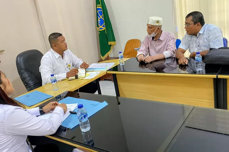 Kantah Kota Padangsidimpuan menggelar kegiatan fasilitasi klarifikasi terkait permasalahan pertanahan atas nama Ahmad Fakhry dan Abdul Wahab Tanjung, di ruang rapat Kantor Pertanahan Kota Padangsidimpuan, Senin (10/11/2025). (Foto : Realitasonline / Riswandy)