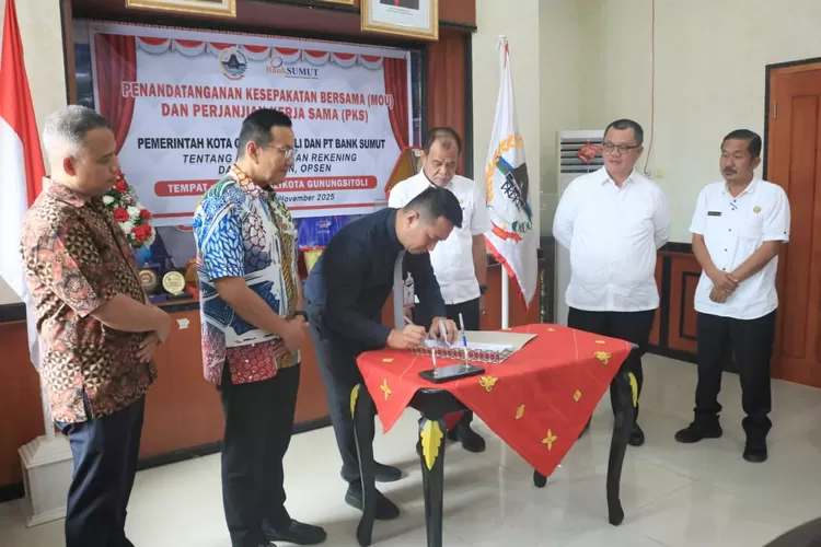 Walikota Gunungsitoli Sowa&rsquo;a Laoli, S.E., M.Si melakukan penandatanganan MoU dan PKS terkait pengelolaan keuangan daerah, Rabu (12/11) di ruang rapat Walikota Gunungsitoli. Penandatangan dihadiri oleh Direktur Bisnis dan Syariah Bank Sumut Syafrizalsyah, Pj. Sekretaris Daerah Meiman Kristian Harefa,