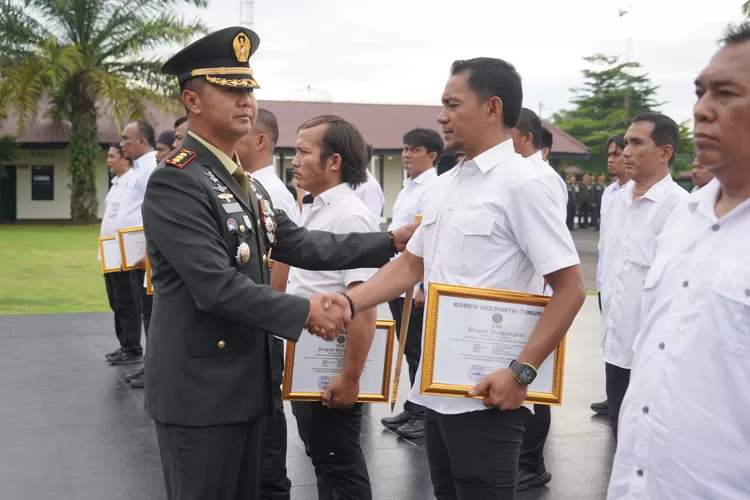 Danrem 022/PT berikan penghargaan kepada personil Korem yang menangkap Pengedar dan pengguna sabu sabu dijajaran KOREM 022/PT. (Realitasonline.id)