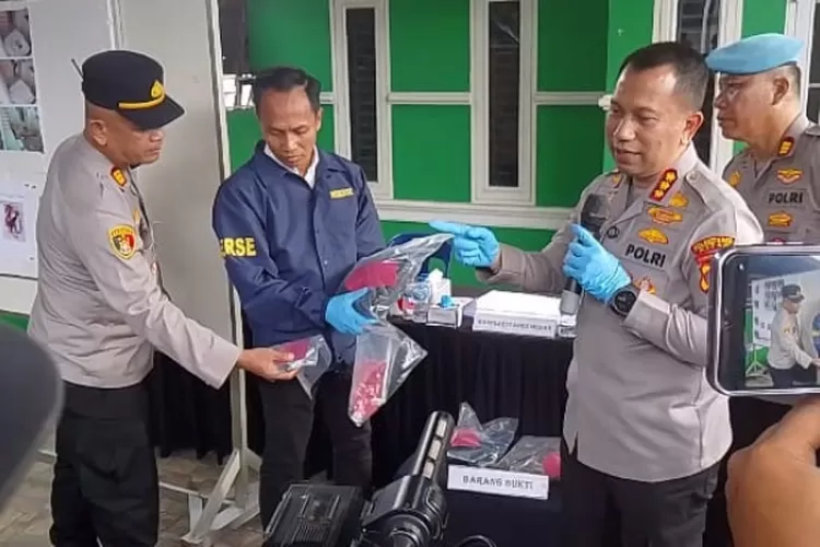 Kapolrestabes Medan Kombes Pol Jean Calvijn didampingi Kasat Reskrim AKBP Bayu Putranto Wijayanto dan Kapolsek Medan Tembung AKP Ras Maju Tarigan melakukan pemaparan pengungkapan fakta terkait kronologis tewasnya AS, di Percut Sei Tuan, Rabu (12/11/2025).
