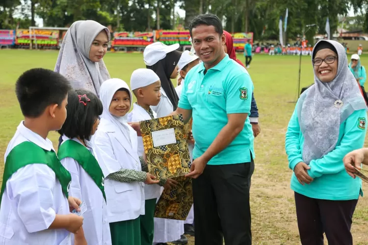 Sekda Junaedi Antonius Sitanggang memberikan sertifikat kepada dokter kecil di HKN  (Realitasonline.id/RH)