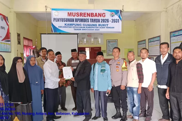 Reje Kampung Gunung Bukit, Marwansyah, S.H menyerahkan dokumen RPJM kepada Ketua RGM, Salhadi K, S.H. (Realitasonline.id/ADI)