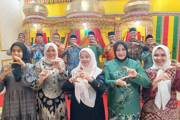 Pemkab. Simeulue Peusijuk dan Temu Rama dengan Kajari Baru yang dilaksanakan di Pendopo Bupati Simeulue, Rabu (12/11/2025). (Realitasonline.id/Ris)