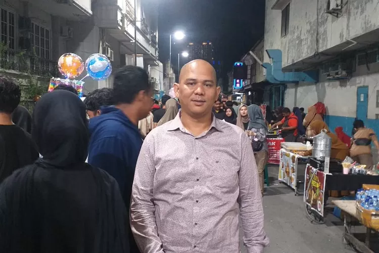 Lurah Kesawan Rahmat Affandi Nasution  ikut memantau .Terlihat jajanan UMKM dipadati pengunjung pada saat Car Free Night di Kawasan Kota Tua Kesawan. Sabtu, (15/11). (Realitasonline.id/mukhtarhabib)