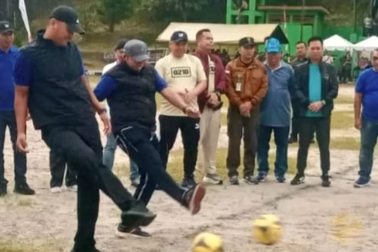 Dandim 0210 TU Letkol. Kav. Ronald Tambubolon, M.Han dan Bupati Taput JTP Hutabarat disaksikan Forkopimda saat melakukan tendangan perdana. (Realitasonline id/AS)