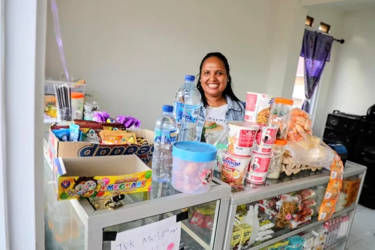 Aveline (37 tahun) atau yang akrab disapa Mama Leticia, menceritakan kebahagiaan barunya setelah miliki rumah melalui program reforma agraria ATR BPN. (Realitasonline.id/Dok)